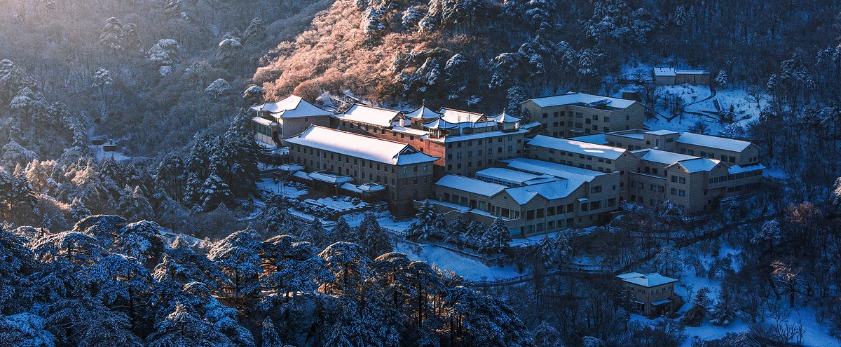 雪覆山林中的静谧建筑群