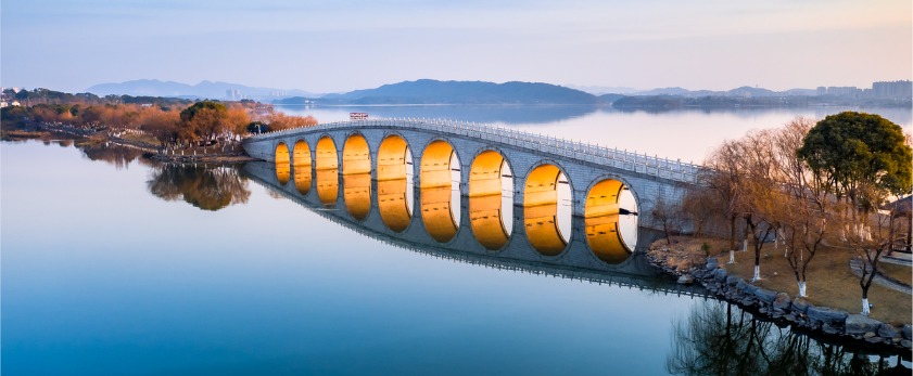 岳阳千亩湖湖畔城市美丽风光