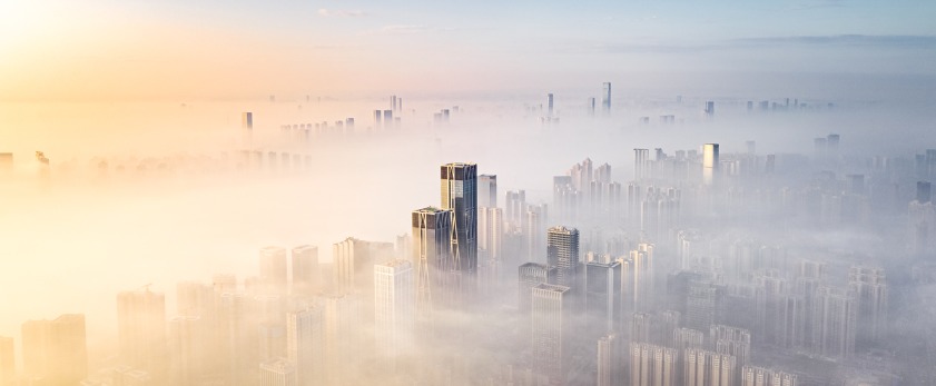 湖南长沙云雾中的现代都市景观