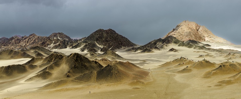 沙漠与多彩山峦景象青海黑独山高原胭脂山