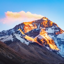 西藏珠峰日照金山