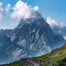 川西山脚下的小路