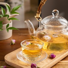 玻璃茶具中的芬芳玫瑰花茶