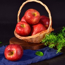 篮子里的红苹果与绿植