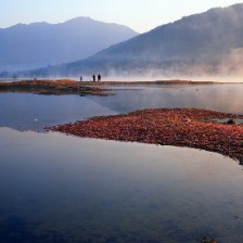 湖畔晨景远山红叶相映